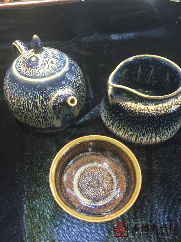 材质：青瓷，这是工艺美术家学会刘敏的作品，这套茶具高温颜色为天目拉斯釉，色泽自然又不乏严谨，是喝茶爱好者的佳品价格为1440元，会员还可以享受折扣哦